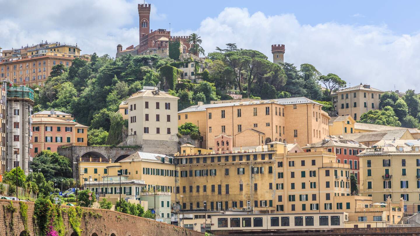 Blick auf das Castello d'Albertis in Genua in Ligurien im Sommer. | © GettyImages/Garsya