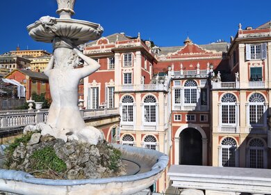 Palazzo Reale, prächtiger Stadtpalast aus dem 17. Jahrhundert ist Teil des UNESCO-Welterbes. | © Gettyimages.com/Manakin