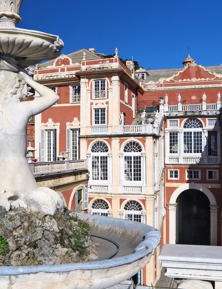 Palazzo Reale, prächtiger Stadtpalast aus dem 17. Jahrhundert ist Teil des UNESCO-Welterbes. | © Gettyimages.com/Manakin