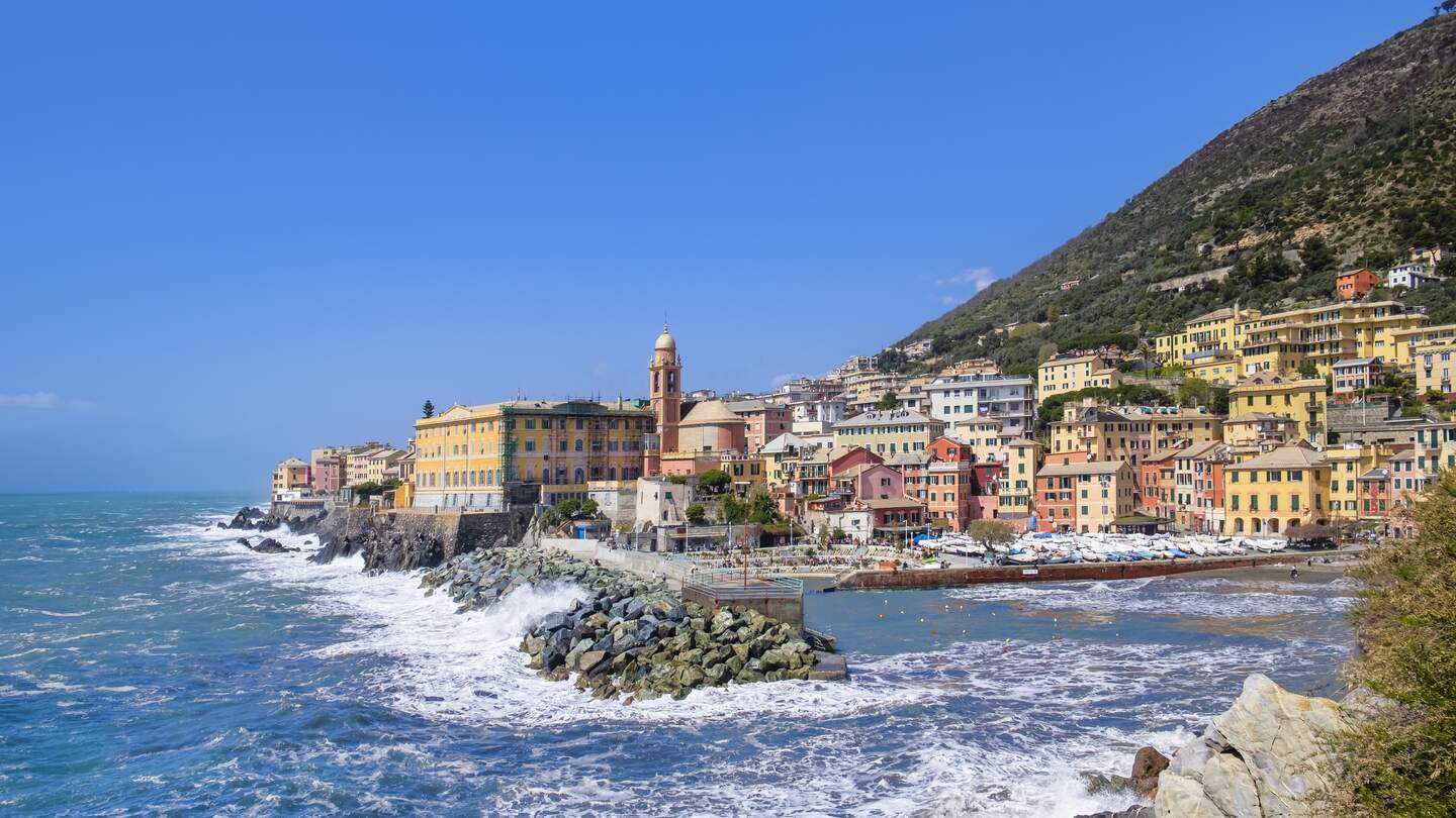 Genuas malerische Stadtteil Nervi, ein ehemaliges Fischerdorf mit farbenfrohen Häusern und romantischen Restaurants, die köstliche Fischgerichte anbieten. | © Gettyimages.com/Orietta Gaspari