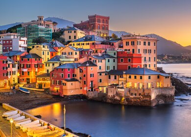 Boccadasse, das malerische Fischerdorf in Genua, Italien, im Morgengrauen mit einem kleinen Strand umgeben von bunten Häusern entlang der Küste. | © Gettyimmages.com/Sean Pavone