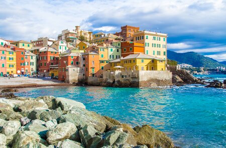 Boccadasse, das malerische Fischerdorf in Genua, Italien, mit einem kleinen Strand umgeben von bunten Häusern entlang der Küste. | © Gettyimmages.com/marcociannarel