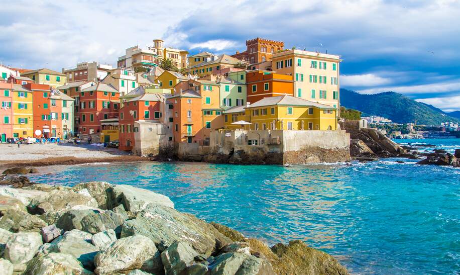 Boccadasse, das malerische Fischerdorf in Genua, Italien, mit einem kleinen Strand umgeben von bunten Häusern entlang der Küste. | © Gettyimmages.com/marcociannarel