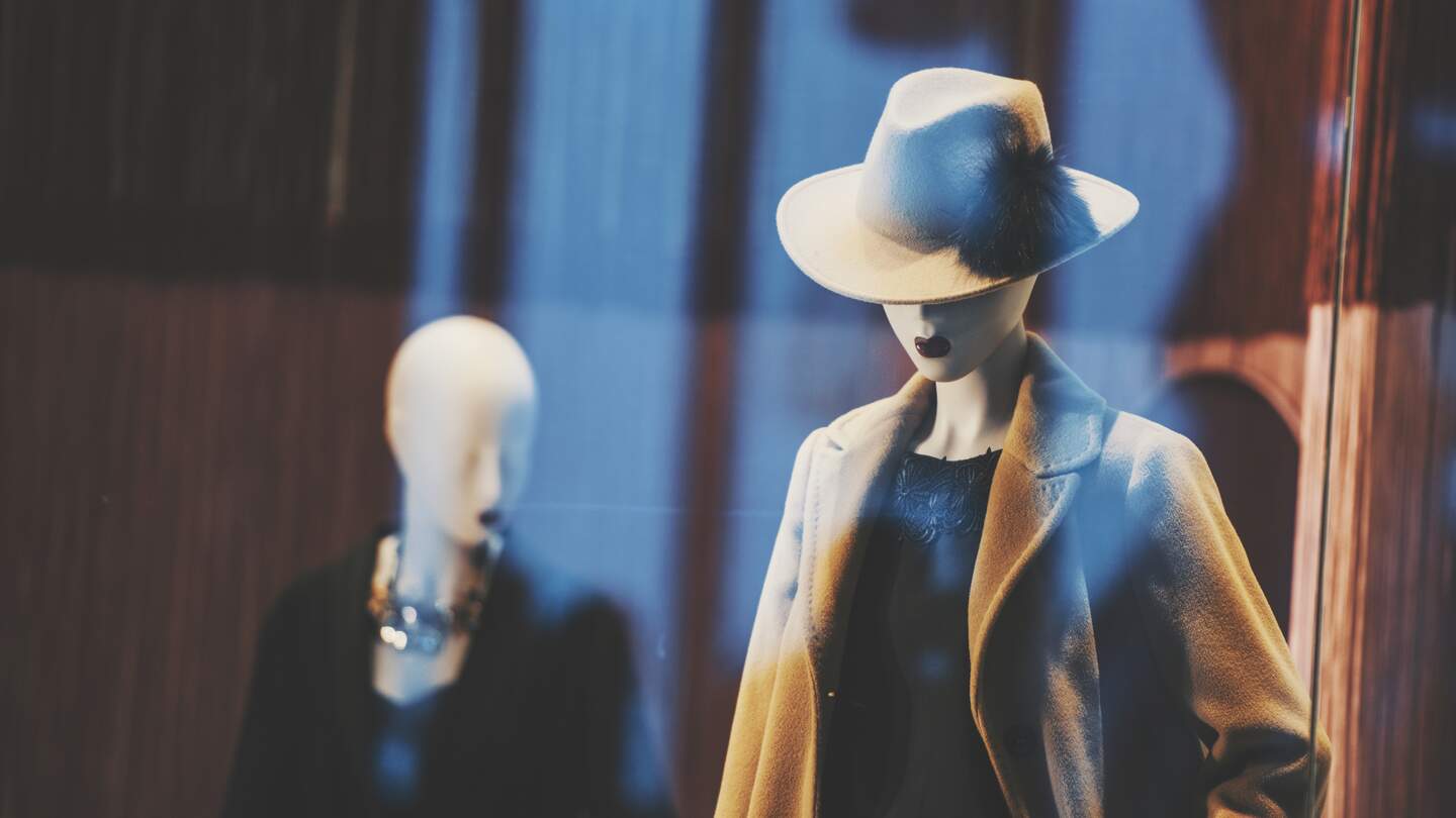Schaufensterpuppen in einem Modegeschaeft in Mailand | © Gettyimages.com/Grosescu Alberto Mihai