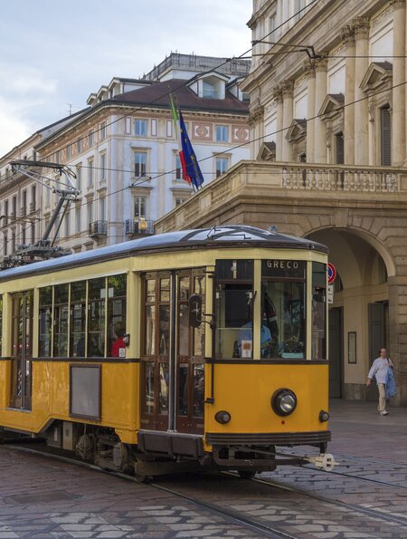 Eine Straenbahn faehrt vor dem La Scala Theater in Mailand | © Gettyimages.com/Leonid Andronov