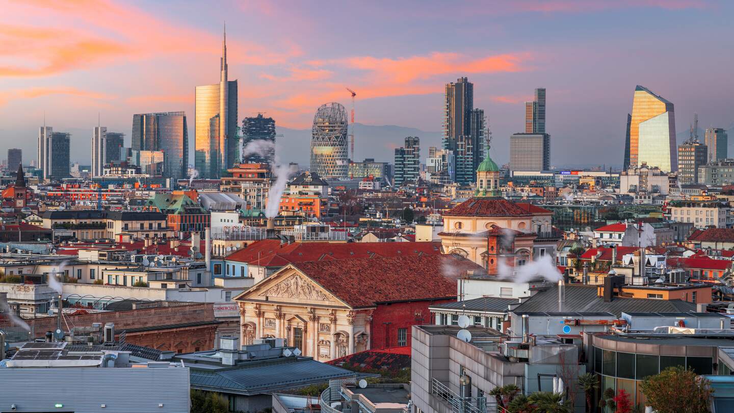 Mailand, Italien Stadtsilhouette mit neuer und alter Architektur in der Abenddaemmerung. | © Gettyimages.com/seanpavone