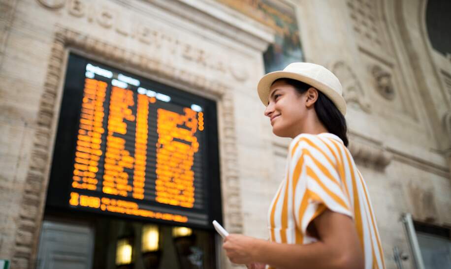 Frau im Mailaender Hauptbahnhof  | © GettyImages/MStudioImages