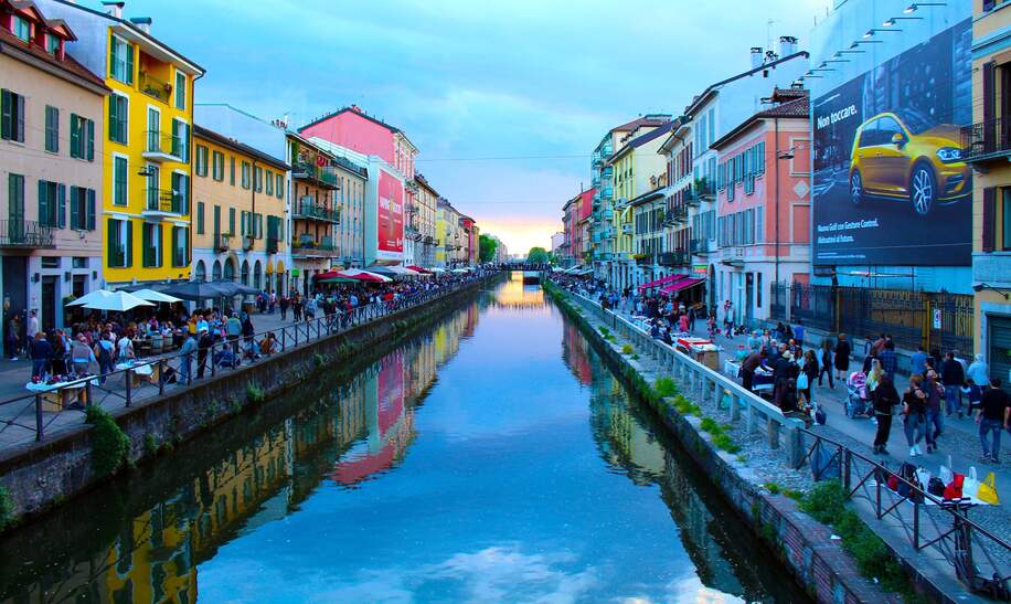 Blick auf einen Fluss und Häuser des Navigli Viertels in Mailand | © pixabay/SalvatoreMonetti