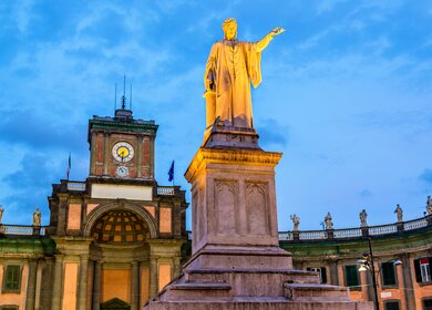 Das angestrahlte Dante Alighieri Monument in Neapel bei Nacht | © Gettyimages.com/Leonid Andronov