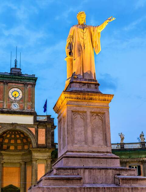 Das angestrahlte Dante Alighieri Monument in Neapel bei Nacht | © Gettyimages.com/Leonid Andronov
