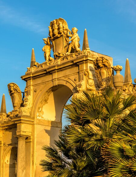 Immacolata Brunnen in Neapel mit Palmen im Sonnenschein | © Gettyimages.com/Leonid Andronov