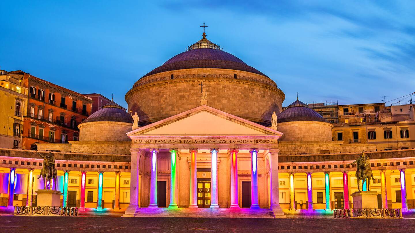 Blick auf die Basilika San Francesco di Paola in Neapel mit Lichtspiel am Abend | © Gettyimages.com/Leonid Andronov