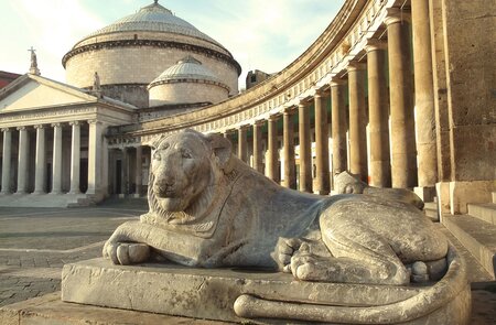 Skulptur eines Loewen vor der Basilika San Francesco di Paola in Neapel auf der Piazza del Plebiscito | © Gettyimages.com/nevarpp 