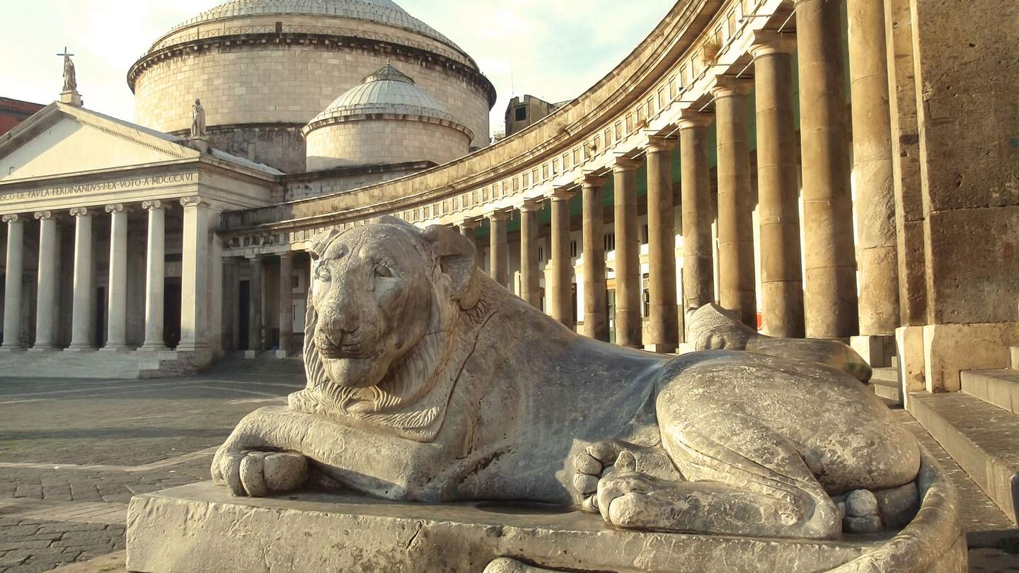 Skulptur eines Loewen vor der Basilika San Francesco di Paola in Neapel auf der Piazza del Plebiscito | © Gettyimages.com/nevarpp 
