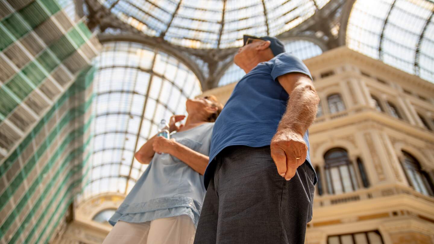 Untersicht des Inneren der Galleria Umberto in Neapel mit Touristen | © Gettyimages.com/CasarsaGuru