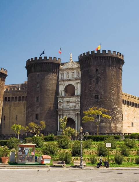 Castel Nuovo, die mittelalterliche Festung und ihr Triumphbogen in Neapel | © Gettyimages.com/snem