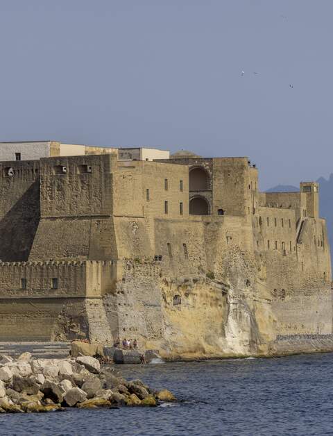 Castel dell'Ovo, mittelalterliche Burg auf einer kleinen Insel vor der Küste von Neapel, Italien | © gettyimages.com