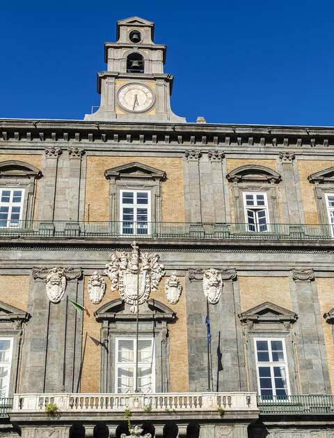 Fassade des Königspalastes von Neapel (Palazzo Reale di Napoli) auf der Piazza del Plebiscito | © Gettyimages.com