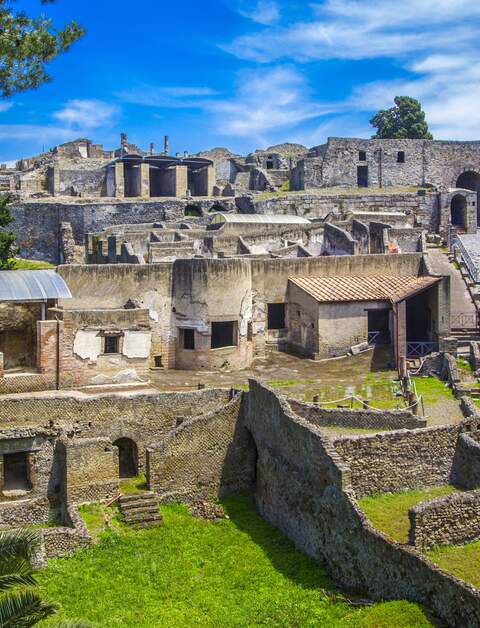 Panoramasicht auf die antike Stadt Pompei mit Haeusern und Strassen | © Gettyimages.com/larisashpineva