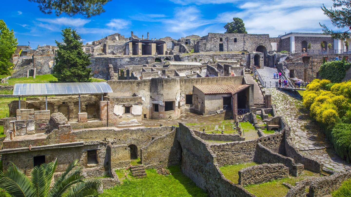 Panoramasicht auf die antike Stadt Pompei mit Haeusern und Strassen | © Gettyimages.com/larisashpineva