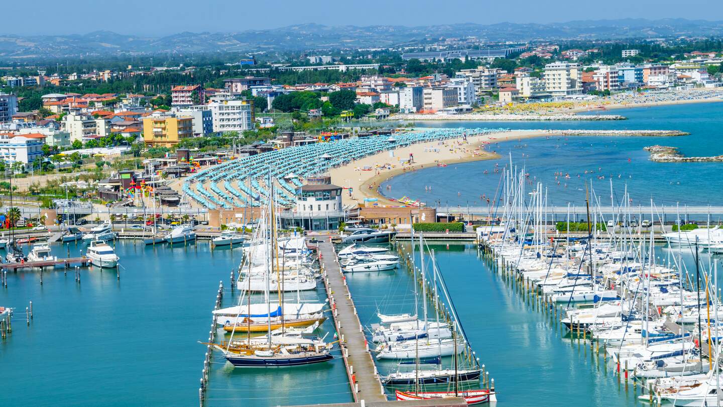 Luftaufnahme des Strandes von Rimini mit den Bootsanlegern im Vordergrund | © Gettyimages.com/Rytis Bernotas