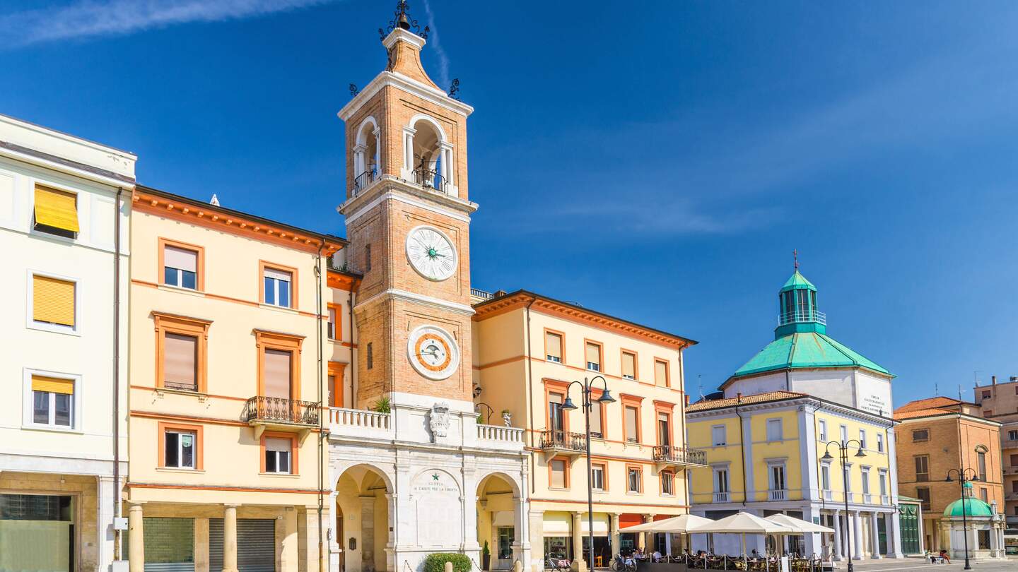 Blick auf den Glockenturm vom Drei-Maertyrer-PLatz im historischen Stadtzentrum von Rimini | © Gettyimages.com/Aliaksandr Antanovich