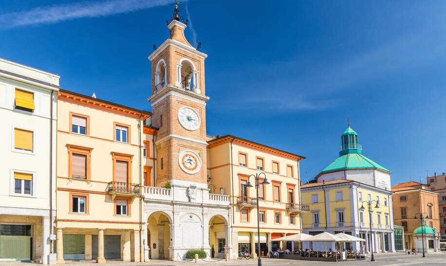 Blick auf den Glockenturm vom Drei-Maertyrer-PLatz im historischen Stadtzentrum von Rimini | © Gettyimages.com/Aliaksandr Antanovich