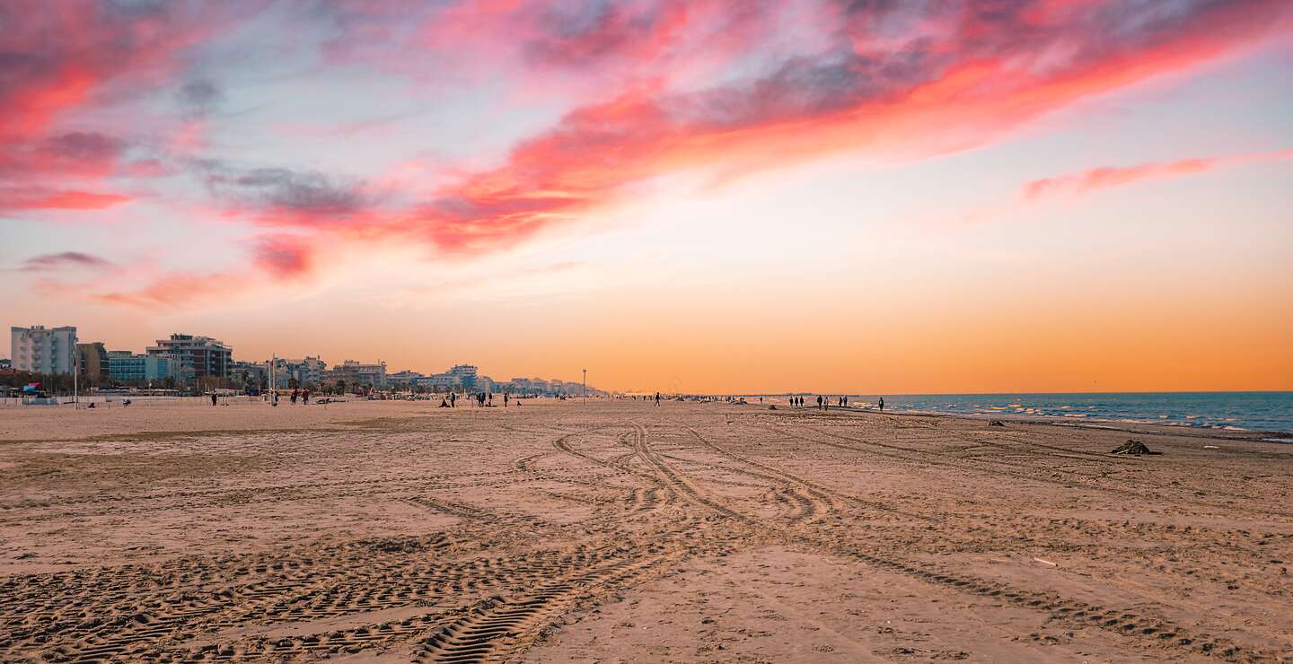 breiter Sandstrand bei Sonnenuntergang in Rimini, Italien | © Gettyimages.com/Alessia Portaro