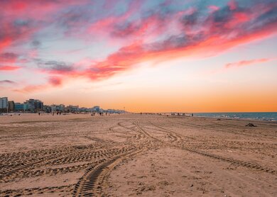 breiter Sandstrand bei Sonnenuntergang in Rimini, Italien | © Gettyimages.com/Alessia Portaro
