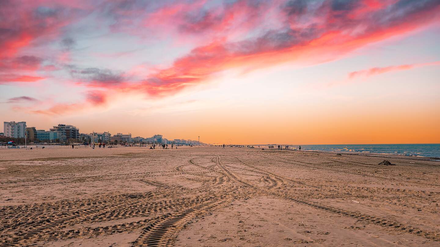 breiter Sandstrand bei Sonnenuntergang in Rimini, Italien | © Gettyimages.com/Alessia Portaro