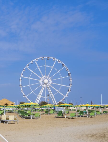 Weitläufiger, feiner Sandstrand in Rimini bietet zahlreiche Wasseraktivitäten und dem Riesenrad- perfekt für Familien mit Kindern | © Gettyimages.com/Flavio Vallenari