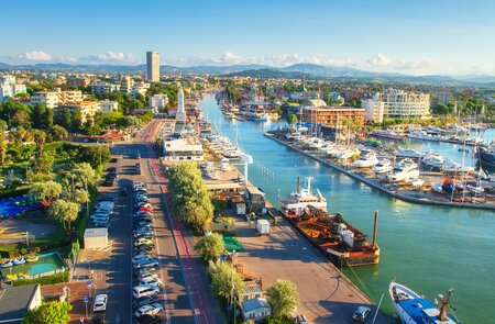 Weitblick über Rimini mit der Stadt und dem Hafen bei sonnigem Sommerwetter | © Gettyimages.com/Dzmitrock87
