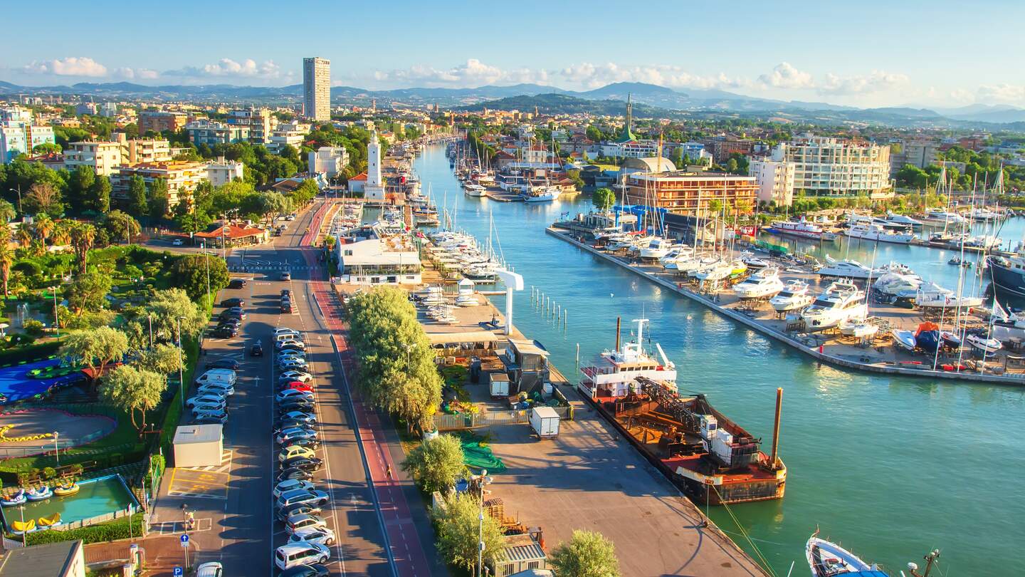 Weitblick über Rimini mit der Stadt und dem Hafen bei sonnigem Sommerwetter | © Gettyimages.com/Dzmitrock87