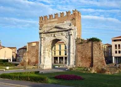 Der Augustusbogen in Rimini – ein beeindruckendes römisches Tor und Wahrzeichen der Stadt aus der Antike, Italien | © Gettyimages.com/Timofey Zadvornov