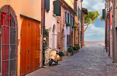 Schmale Gasse in Rimini, Italien, mit Motorroller und alten Gebäuden im mediterranen Stil | © Gettyimages.com/goce