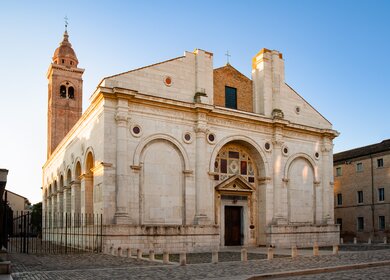 Der Malatesta-Tempel in Rimini, eine beeindruckende Sehenswürdigkeit Italiens, bekannt für seine Renaissance-Architektur und historische Bedeutung. | © Gettyimages.com/ValeryEgorov
