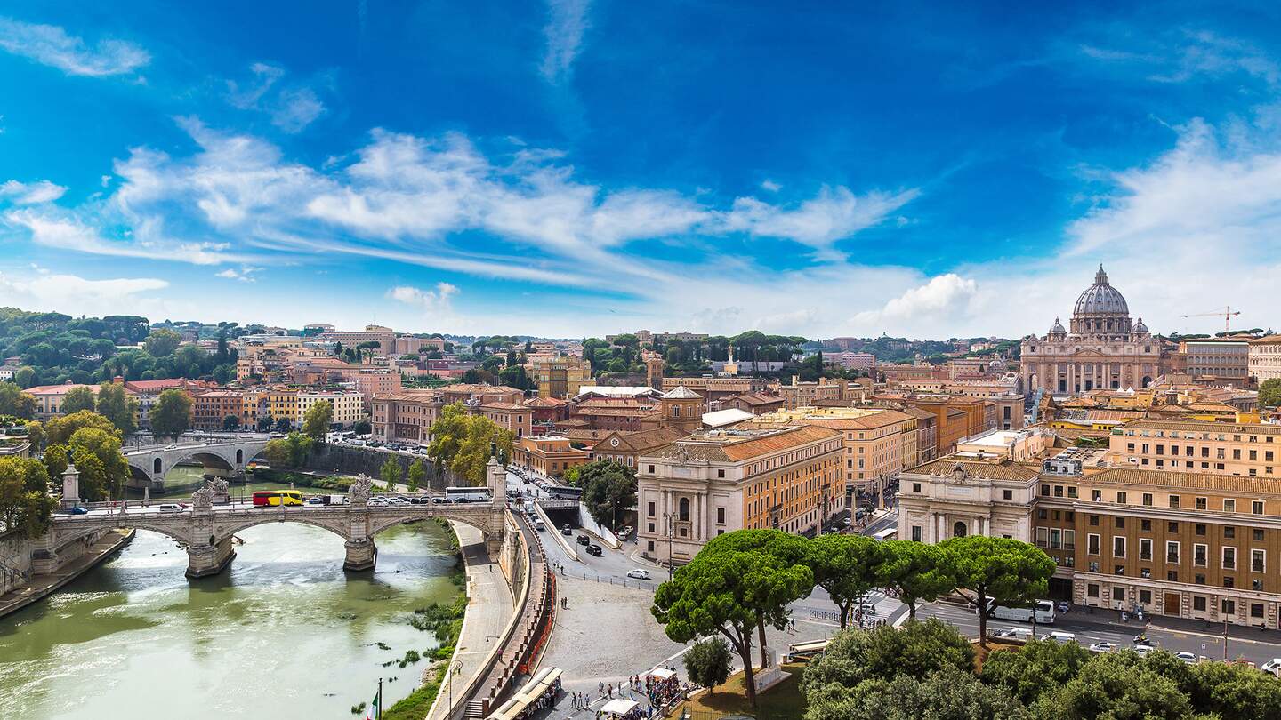 Panoramaansicht der Vatikanstadt mit dem markanten Petersdom im Hintergrund | © gettyimages.com/bloodua   