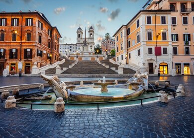 Spanische Treppe in Rom bei Sonnenaufgang | © Gettyimages/FilippoBacci