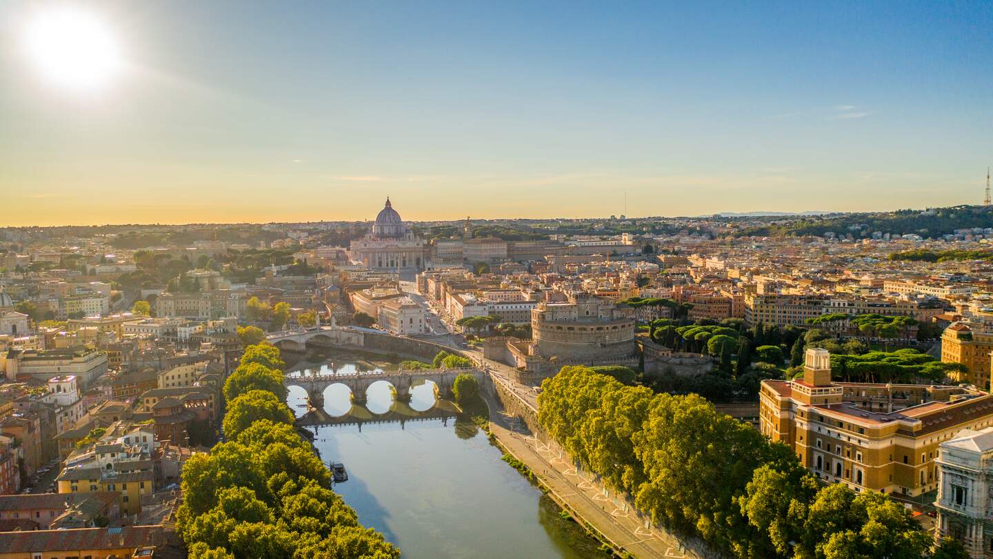 Blick auf die Skyline von Rom mit Tiber und Vatikan | © Gettyimages/SimonSkafar