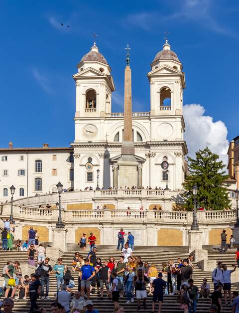 Spanische Treppe und Kirche Trinita dei Monti in Rom | © Gettyimages/Vladislav Zolotov