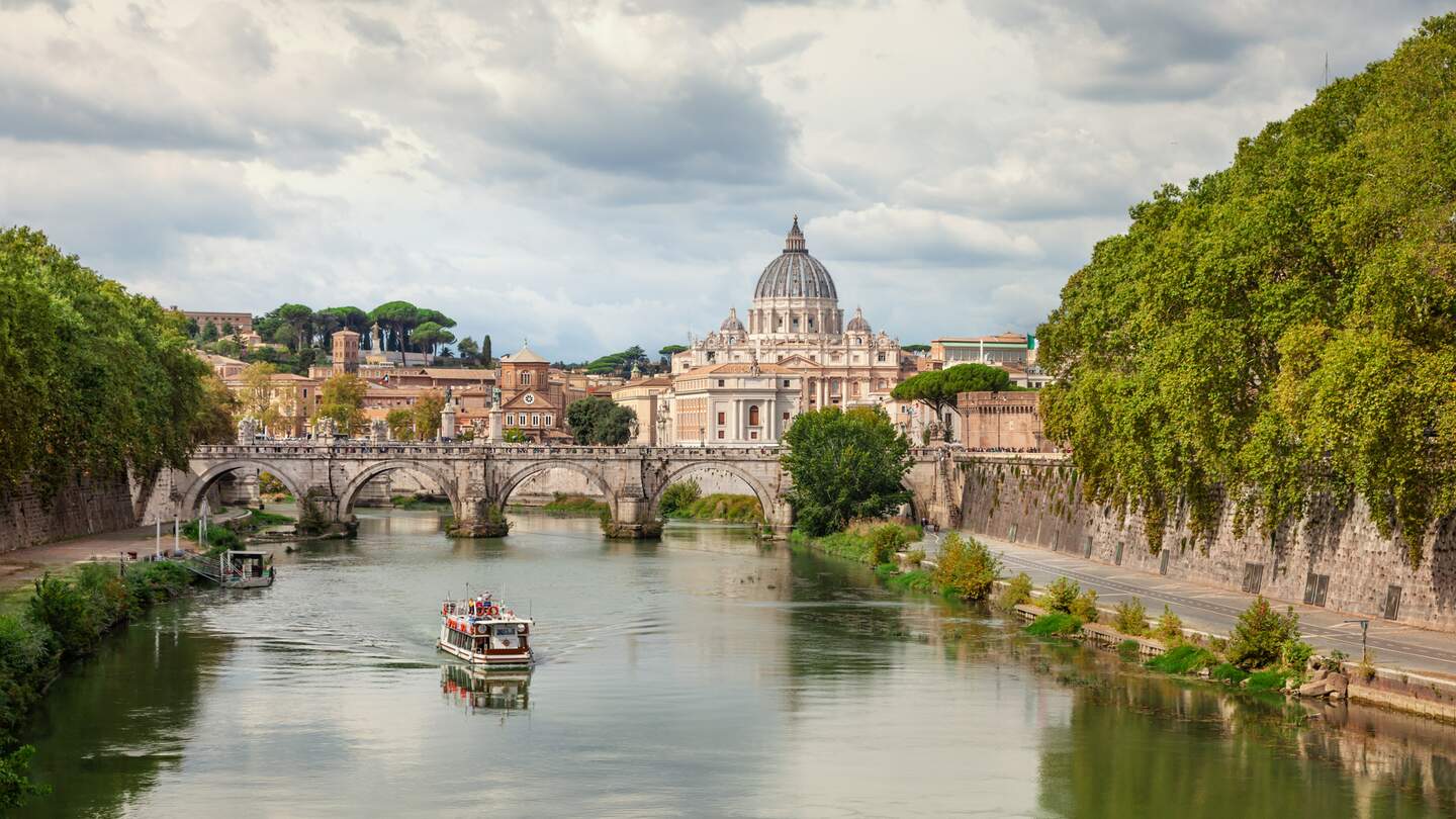 Blick auf den Petersdom in der Vatikanstadt | © Gettyimages/adisa