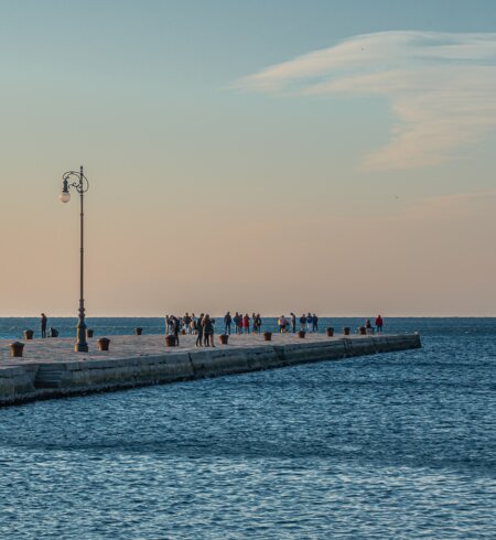 Der Molo Audace Steg in Triest bietet einen atemberaubenden Blick auf das Meer und die Sehenswürdigkeiten an der Küste | © Gettyimages.com/FotoGablitz