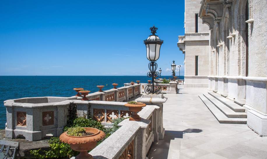 Panoramaausblick vom Castello Miramare - ein Schliss aus weißem Marmor- in Triest, Italien auf das Meer | © Gettyimages.com/tucko019