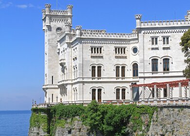 Das Castello di Miramare in Triest, ein prächtiges Schloss auf einer Felsenklippe mit atemberaubendem Blick auf das Meer | © Gettyimages.com/Baloncici