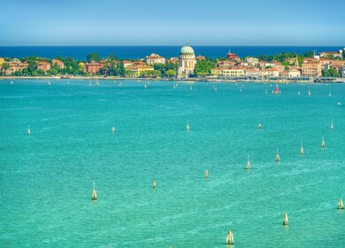 Der Lido von Venedig an einem sonnigen Tag | © Gettyimages.com/Lichtwolke