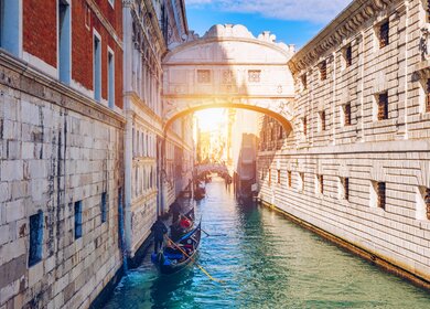 Blick auf die Seufzerbruecke (Ponte dei Sospiri) und den Rio de Palazzo o de Canonica Kanal von der Riva degli Schiavoni in Venedig. Die Ponte de la Canonica ist im Hintergrund zu sehen. | © Gettyimages.com/DaLiu