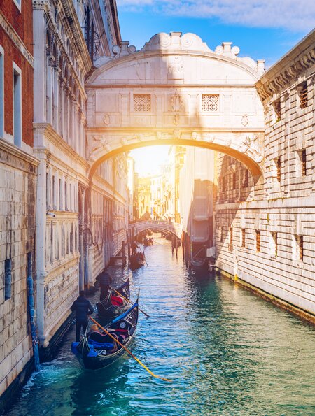 Blick auf die Seufzerbruecke (Ponte dei Sospiri) und den Rio de Palazzo o de Canonica Kanal von der Riva degli Schiavoni in Venedig. Die Ponte de la Canonica ist im Hintergrund zu sehen. | © Gettyimages.com/DaLiu