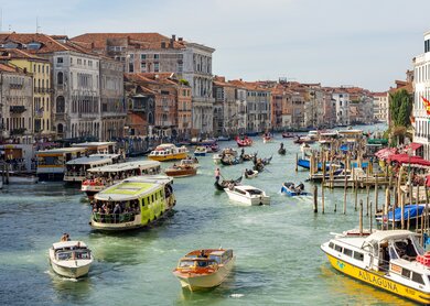 Touristenboote fahren auf dem Canal Grande an einem sonnigen Tag in Venedig. | © Gettyimages.com/Vladislav Zolotov
