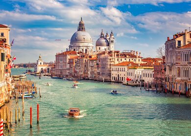 einen malerischen Blick auf den Canal Grande in Venedig, Italien, mit der historischen Basilika di Santa Maria della Salute im Hintergrund | © gettyimages.com/ Sergey Borisov