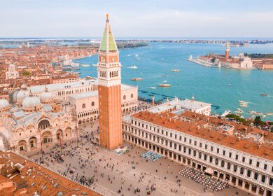 Luftaufnahme von der Aussicht ueber den Platz San Marco mit dem Marcusdom und der Basilica di San Marco in Venedig, Italien | © GettyImages.com/Ingus Kruklitis